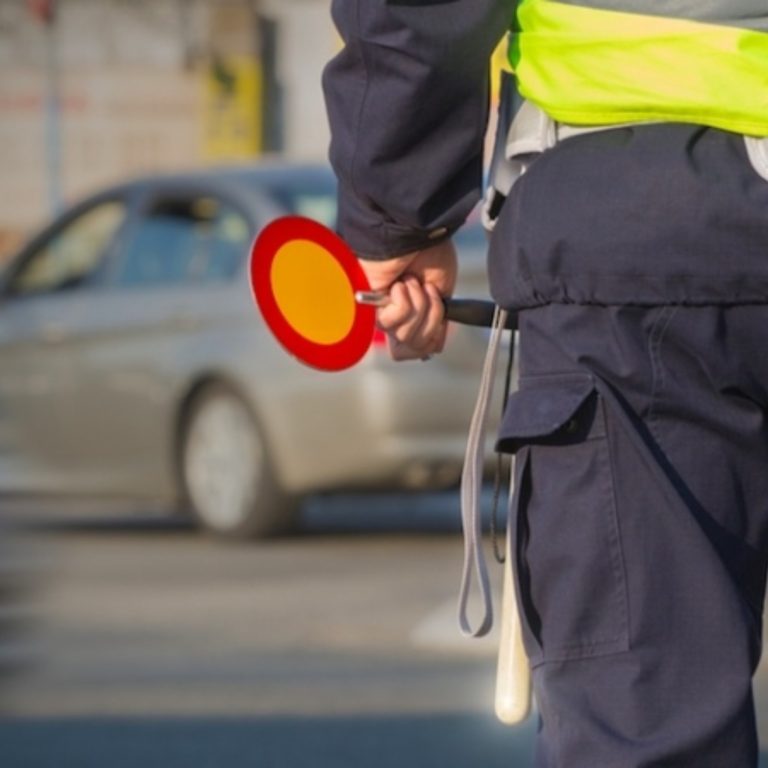 Как вести себя если инспектор ДПС просит взятку