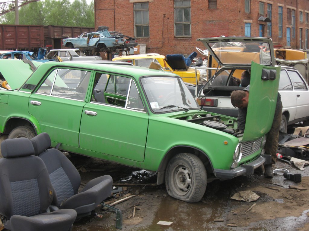 Старый утиль автомобиль