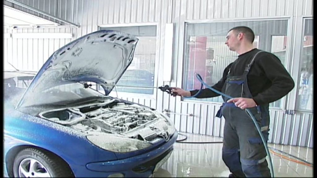 Как отмыть машину под капотом