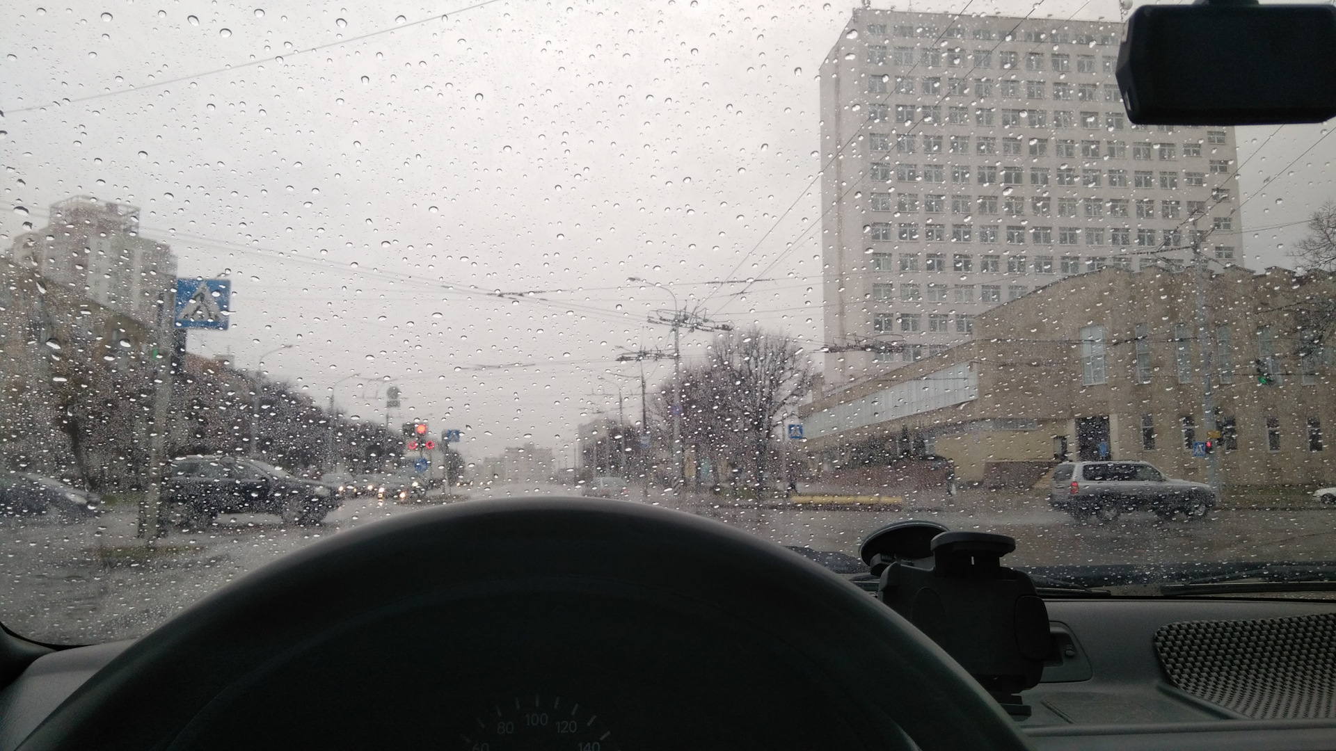 Машина запотевает в дождь