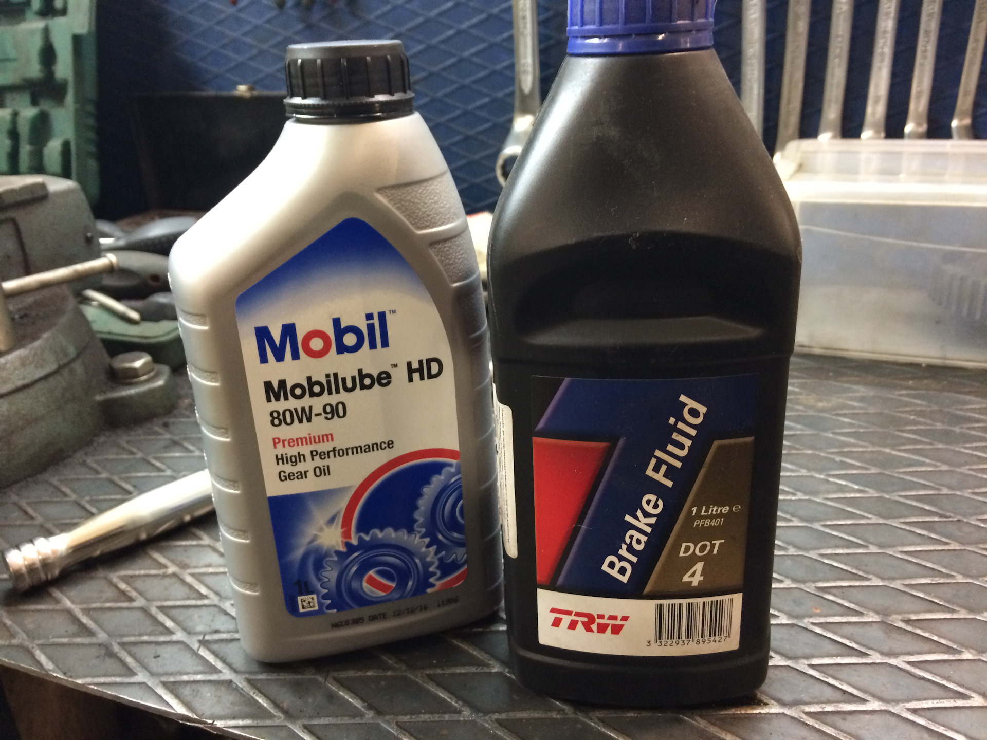 Почему нежелательно смешивать тормозные жидкости