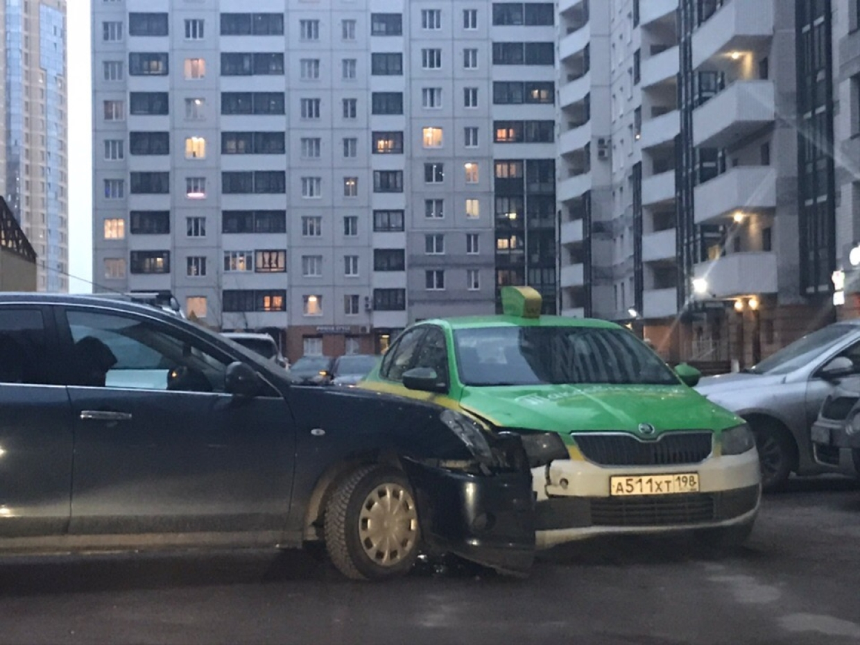 Машина заблокирована. Заблокировали авто на парковке. Заблокировали машину во дворе.