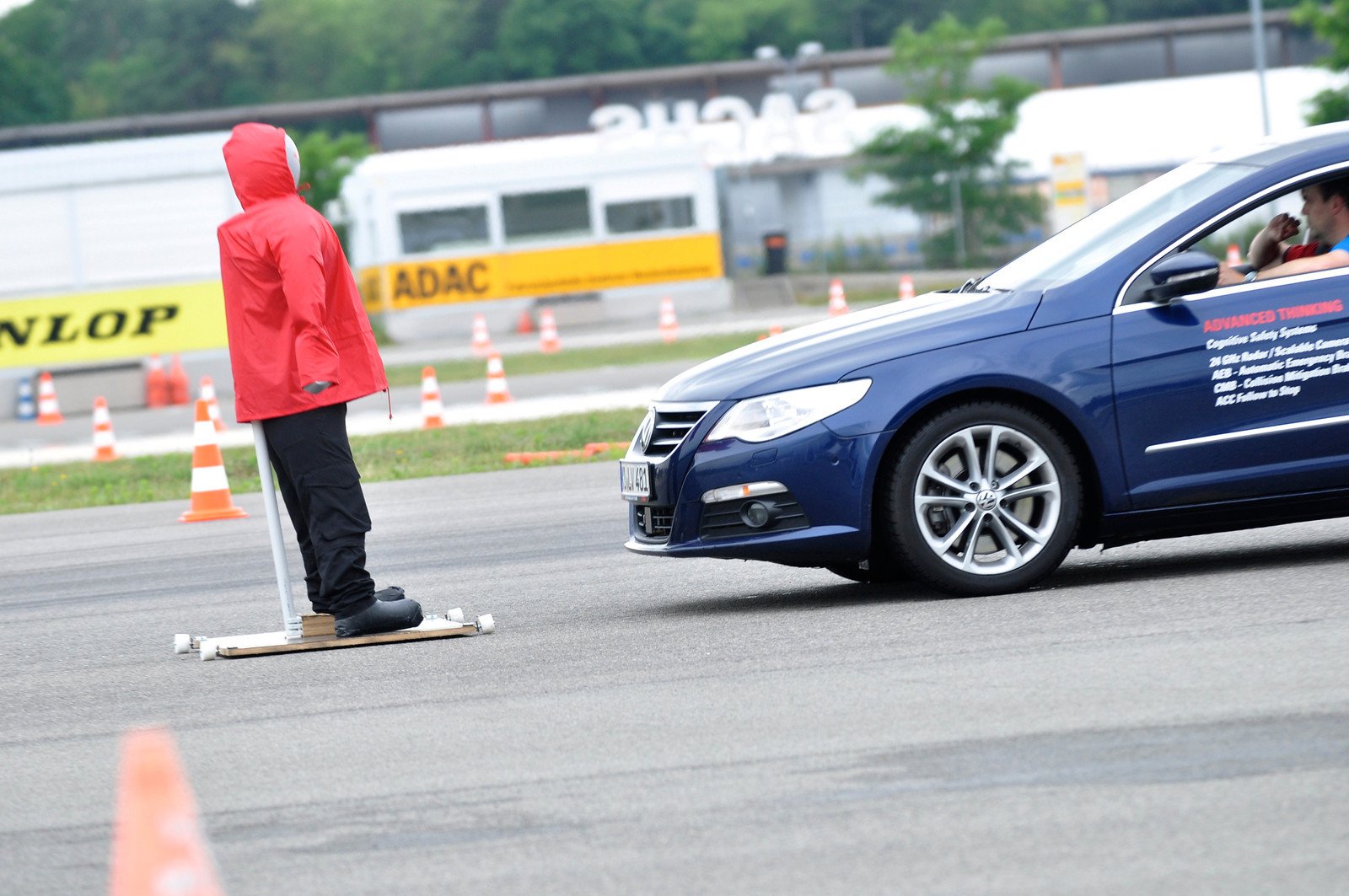 New technology soon. Автомобиль тормозит. Торможение авто. Резкое торможение автомобиля. Экстренное торможение.