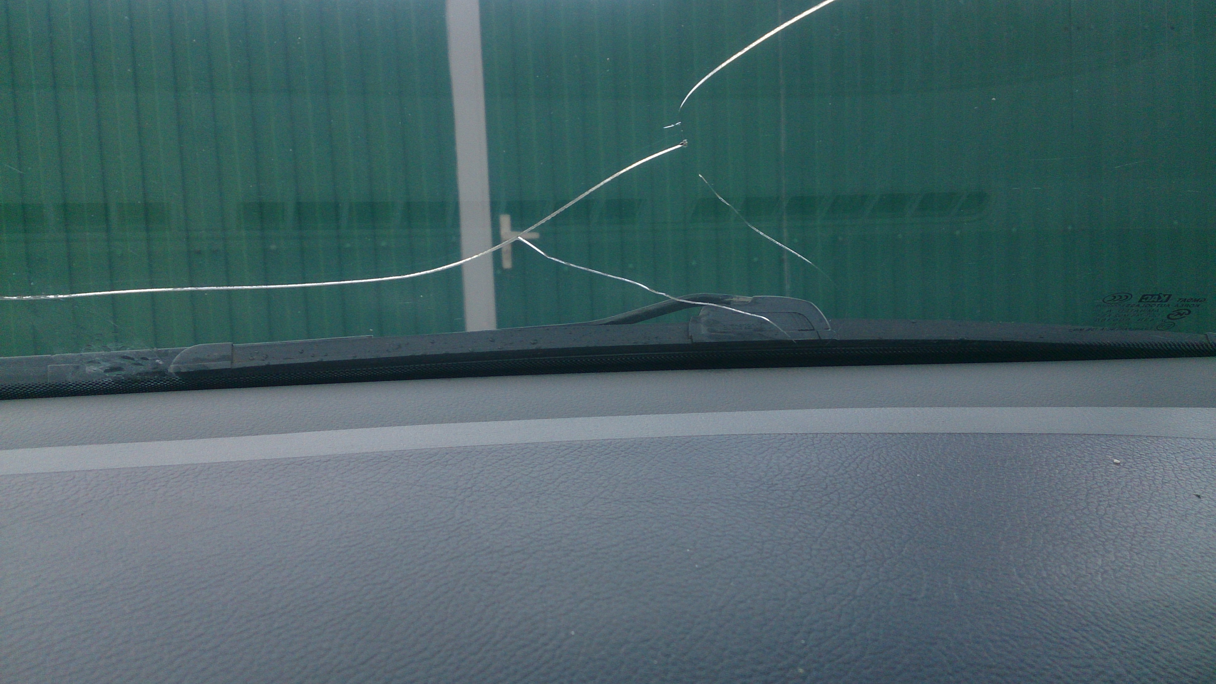 Трещина на лобовом стекле автомобиля. Треснутое лобовое стекло на ВАЗ 2114. Трещина на лобовом. Трещина на лобовом стекле авто. Трещины на ветровом стекле.