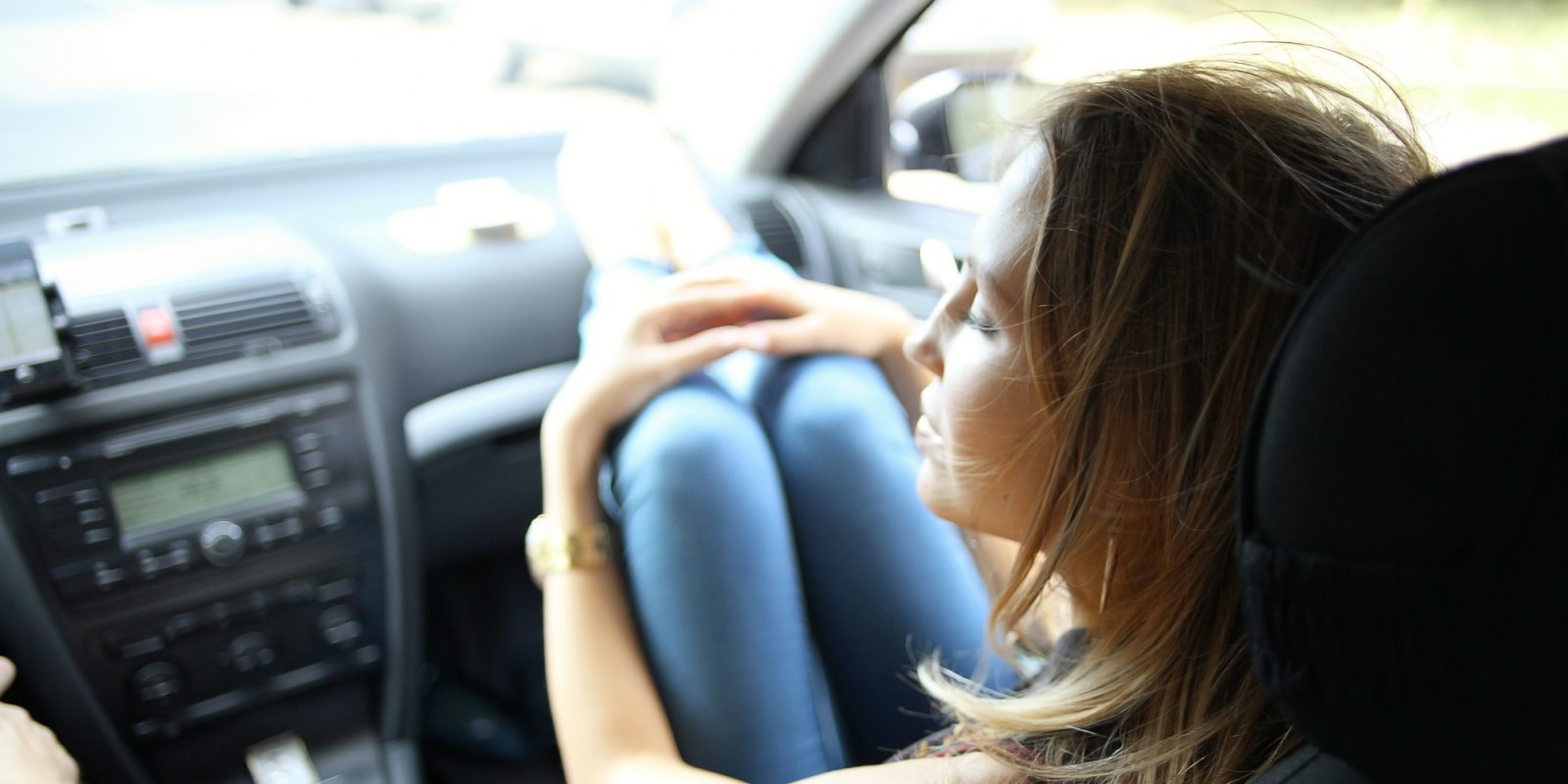 Фото девушки в машине на пассажирском сиденье без лица