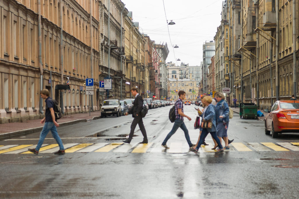 автомобилист избил двух пешехода яна райниса 2015. в петербурге пешеходы. пешеходный переход санкт петербург. в петербурге пешеходы. машина ночью.