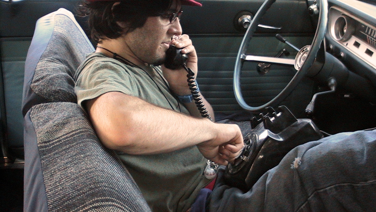 Водитель разговаривает по телефону. Человек с рулем. Мужчина за рулем. Телефон за рулем. Водитель с телефоном.