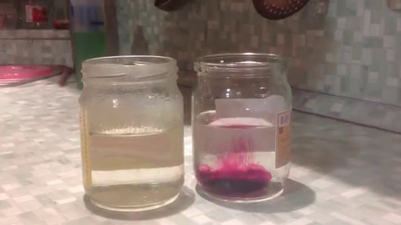 Марганцовка в холодной воде. Опыт с марганцовкой и водой. Эксперимент с марганцовкой и водой. Опыт раствор марганцовки. Растворение марганцовки в воде.