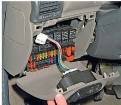 Модуль управления светом (МУС) автомобиля Лада Калина имеет кнопку противотуманок, отвечающую за работу задних фонарей. За ним также прячется и блок предохранителей