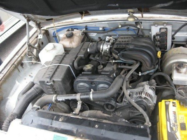 На фото – подкапотная проводка ГАЗ 31029, кардинально переделанная под крайслеровский двигатель