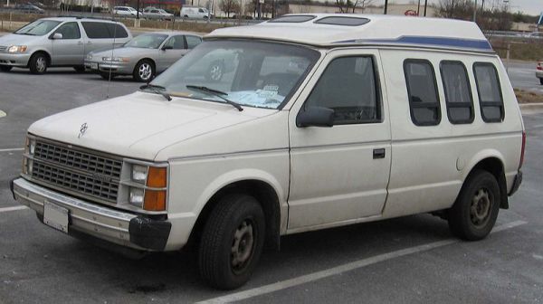 Первое поколение - Dodge Caravan I в кузове Camper, выпускавшее с 1984 по 1990 год