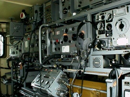 Внутреннее электронное оборудование ГАЗ 66 с радиостанцией Р-142 «Деймос»